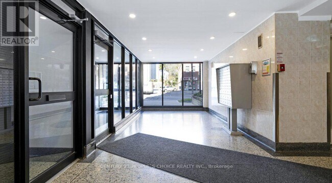 Photo du bâtiment - 839-839 Roselawn Ave