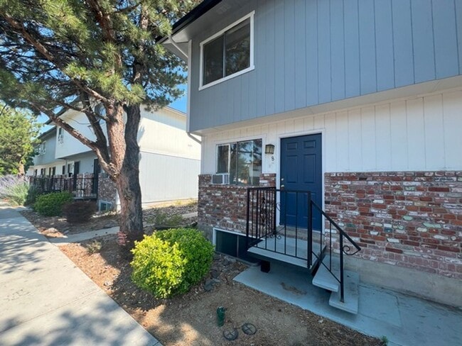 Building Photo - Three Bedroom Two and half Bathroom Tri...