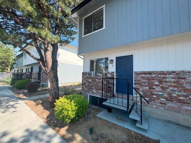 Foto del edificio - Three Bedroom Two and half Bathroom Tri...