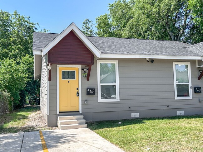 Newly Renovated 2-Bedroom Duplex Near Down... - Newly Renovated 2-Bedroom Duplex Near Down... House
