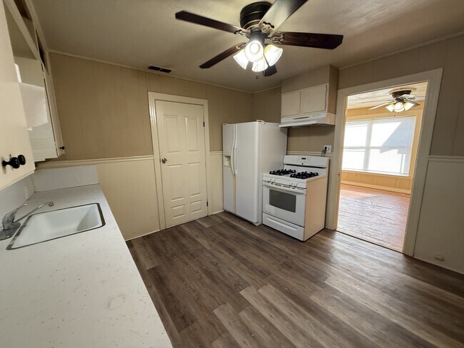 Building Photo - 2425 Bolivar St