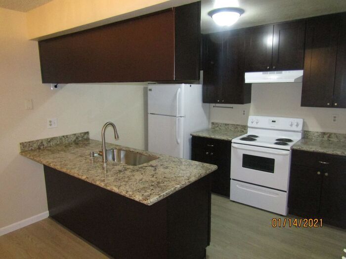 Foto principal - 6627 Meadow Pines Ave