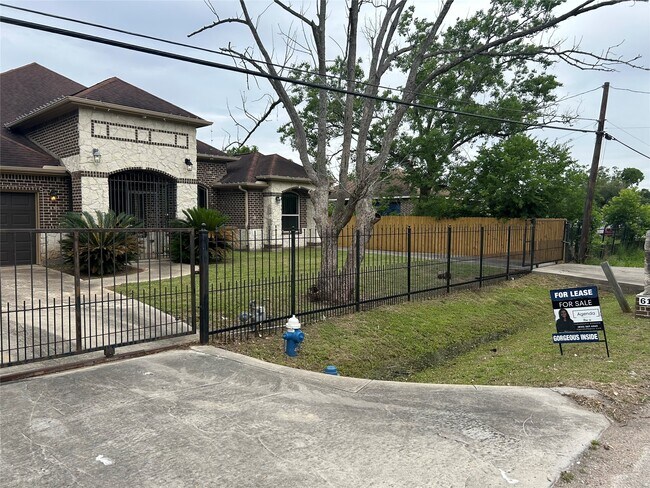 Foto del edificio - 6118 Grapevine St