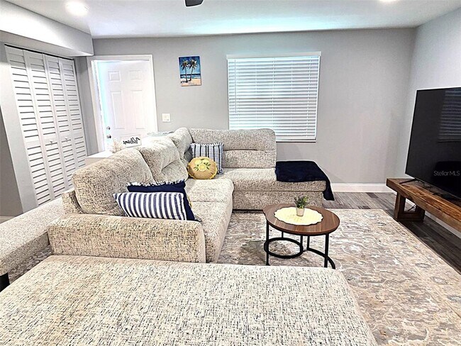 Foto del edificio - 5105 Tangerine Ave S