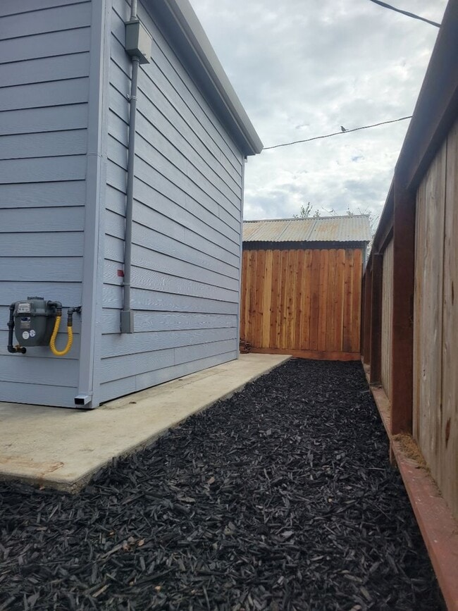 Building Photo - Available soon! 2 bed/2 bath Close to Downtown Lodi