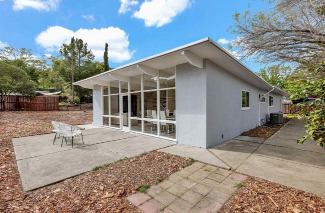 Building Photo - 1167 Temple Dr