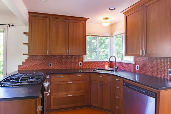 Building Photo - 2bd/1.75ba Seattle House