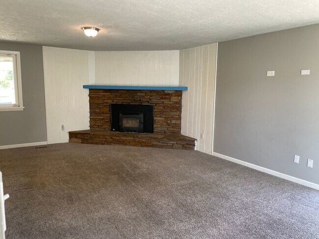 Building Photo - 3 Bedroom 2 Bathroom Home walking distance...