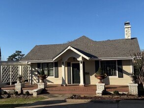 Building Photo - 200 Ridgeway Dr