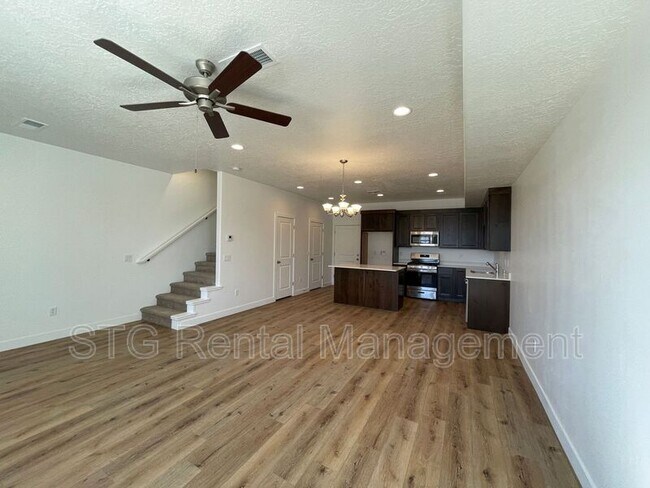 Building Photo - 498 1225 N