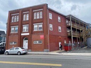 Building Photo - 176 Ferry St