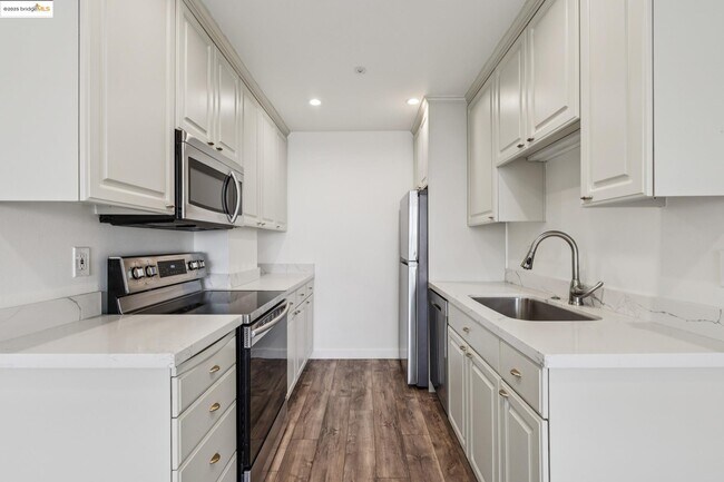 Foto del edificio - 565 Bellevue Ave