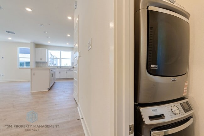Building Photo - Brand New Built 3 Bed 2.5 Bath Flex Townhouse in Ontario!