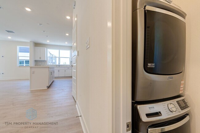 Foto del edificio - Brand New Built 3 Bed 2.5 Bath Flex Townhouse in Ontario!