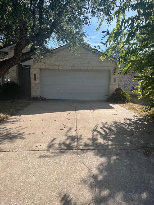 Foto del edificio - 1704 Ascot Ln