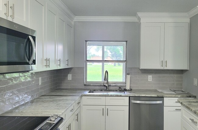 Building Photo - 17 Willowbrook Ln