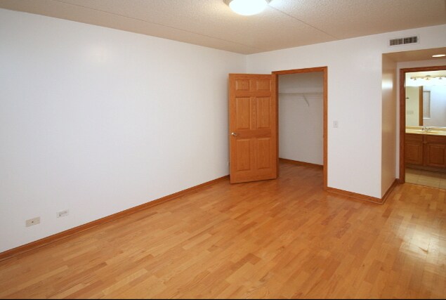 Foto del edificio - 6560 W Diversey Ave