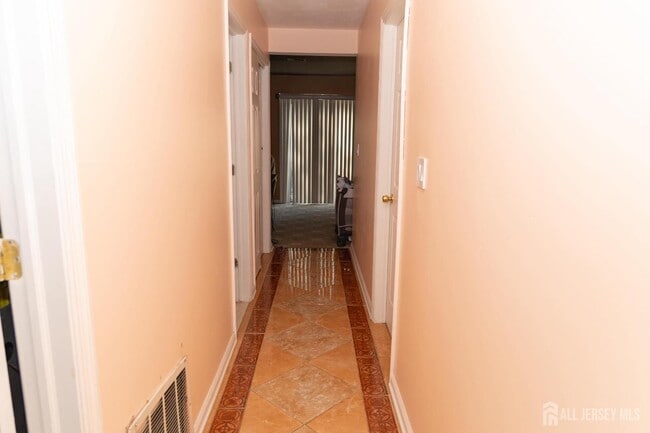 Foto del edificio - 13 Harding Ave