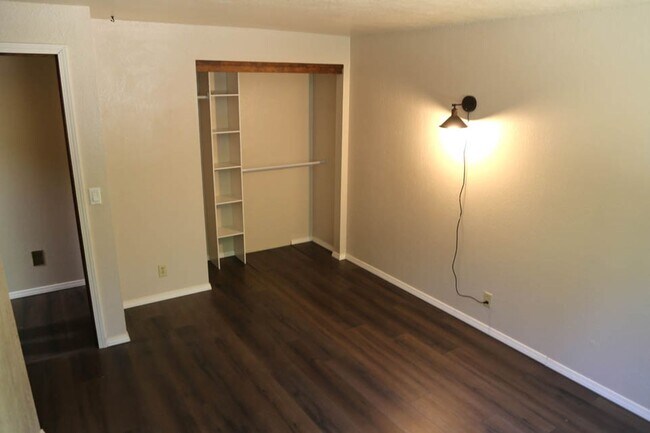 Foto del edificio - Cute 2 bed 1 bath Home 2 Car Garage Office