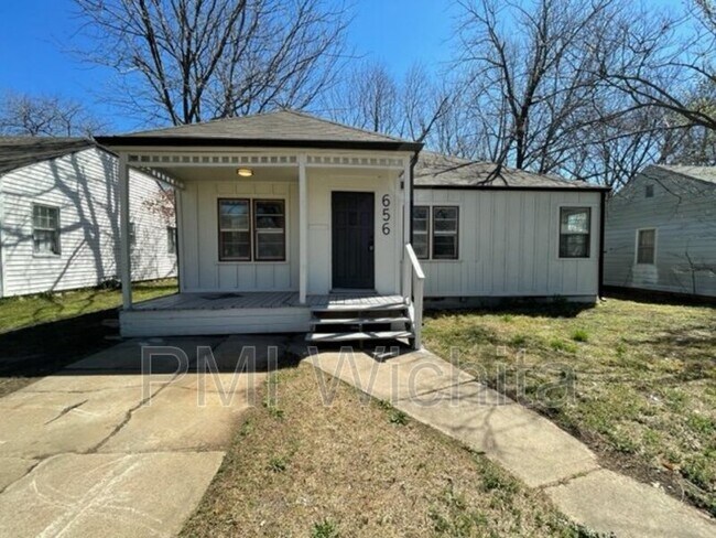 Building Photo - 656 N Ridgewood Dr