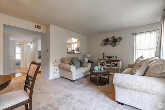 1BR, 1BA - 725SF - Living Room - Canterbury Woods Apartments