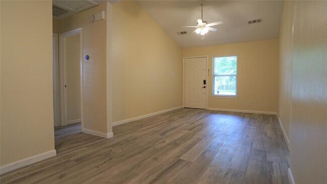 Building Photo - 424 Springwood Dr