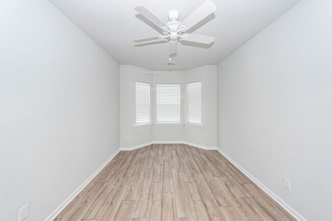 Foto del edificio - 4 Bedroom, 2.5 Bathroom Home in Cane Bay Plantation - Summerville