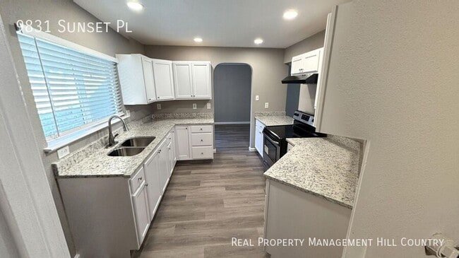 Building Photo - 9831 Sunset Pl