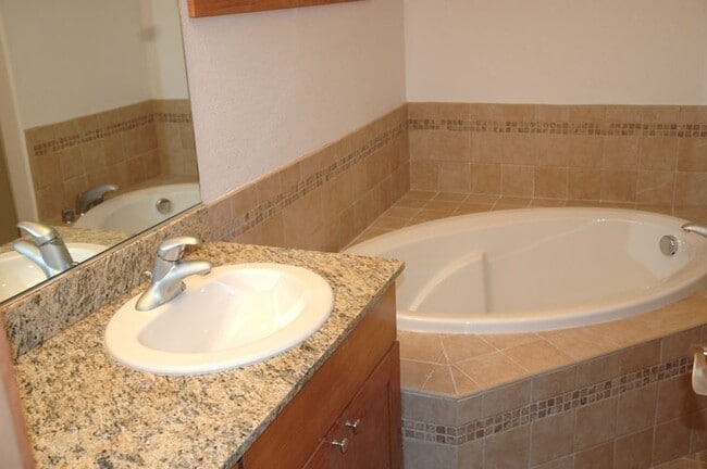 Foto del edificio - 4 Bd/3 Ba Townhouse on Pioneer Hill!