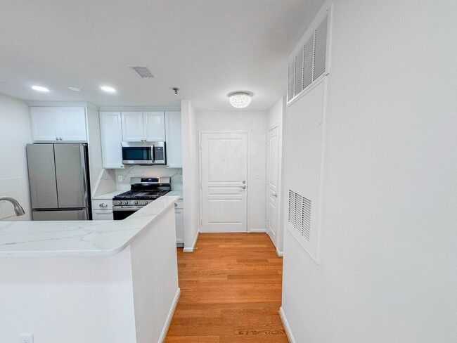 Foto del edificio - Freshly Renovated 1 Bed 1 Bath Condo With ...