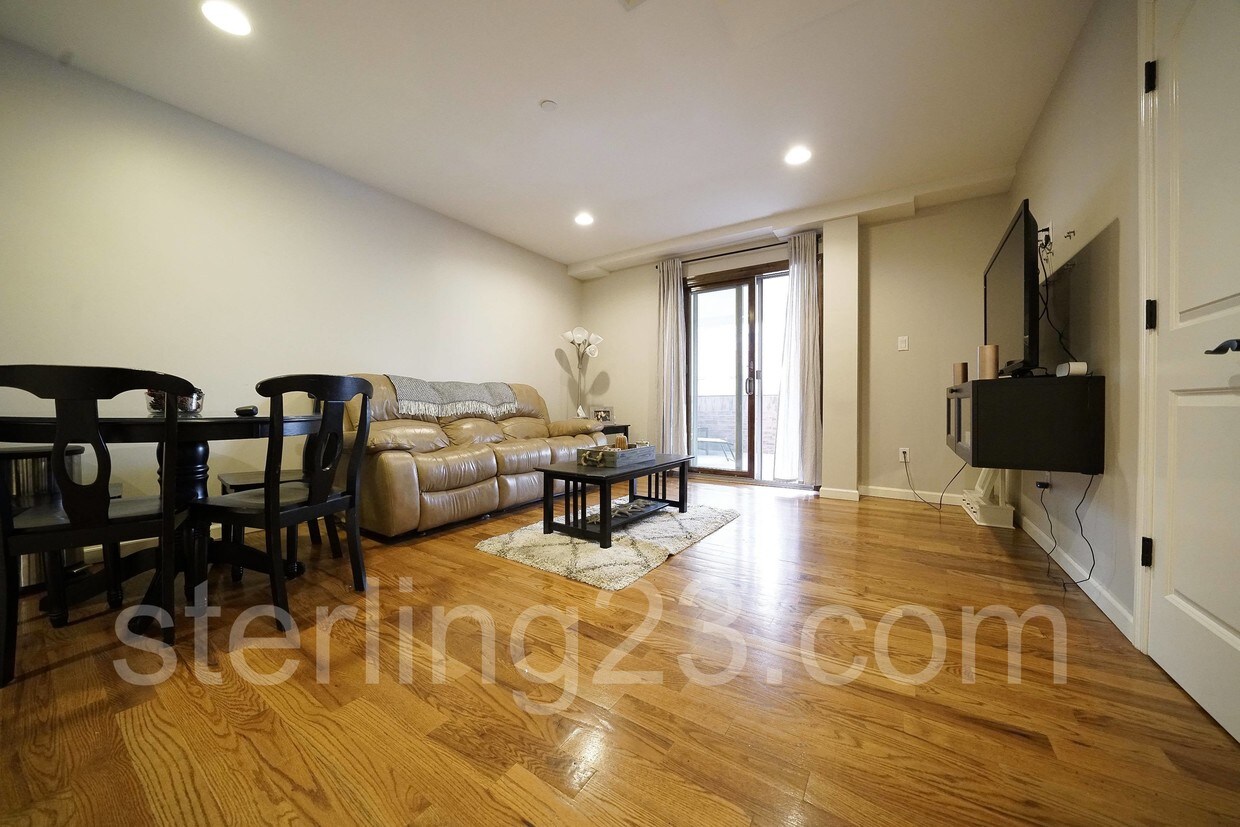 Foto principal - 27-07 23rd Ave
