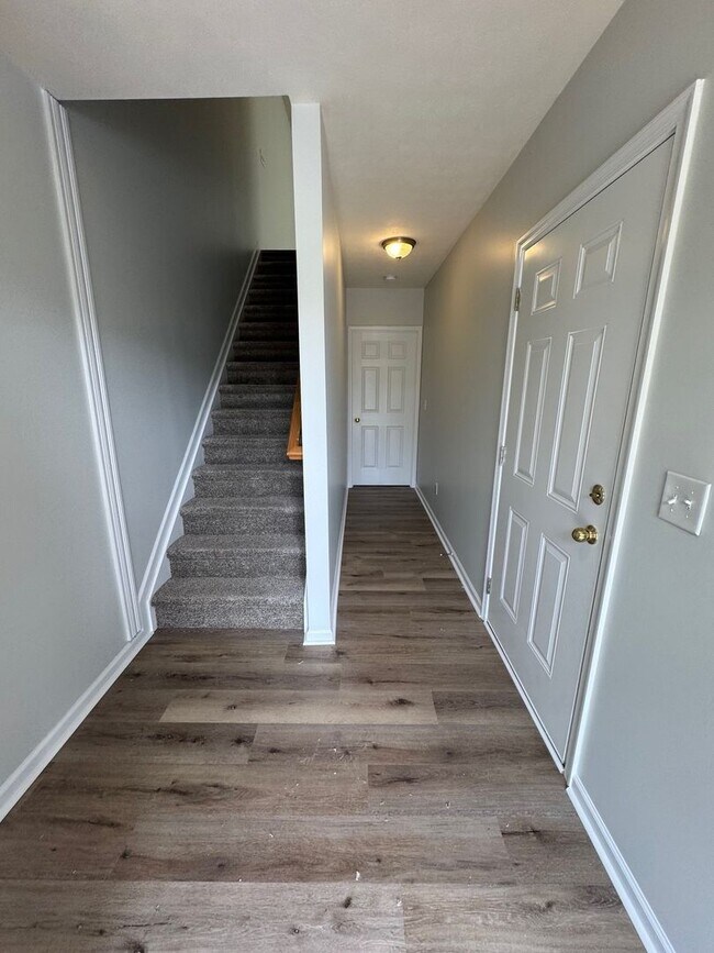 Foto del edificio - Brick End Unit Home in Taylor Springs NEW LVP FLOORING