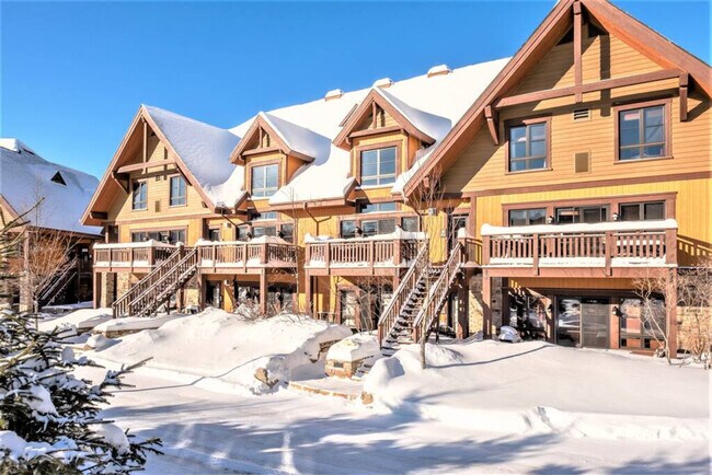 Building Photo - 1520 Chem. du Versant Soleil