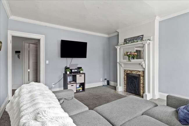 Building Photo - Spacious 3 Bedroom Apartment in Downtown Urbana
