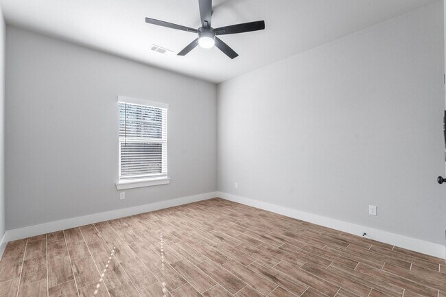 Foto del edificio - Welcome to this stunning 3-bedroom, 2-bathroom home that boasts a range of high-quality features ...