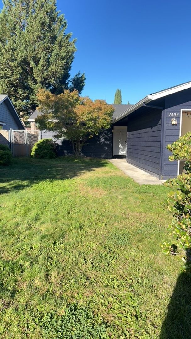 Foto del edificio - 1400-1402 SW Kokanee Ln