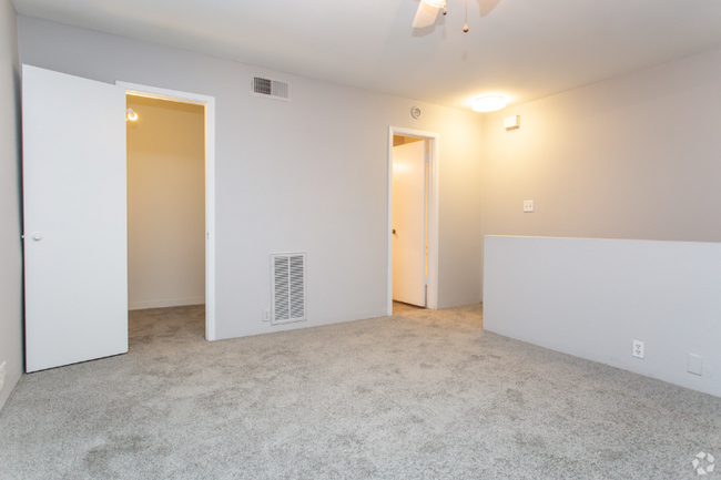 Building Photo - 2806 Greenridge Dr