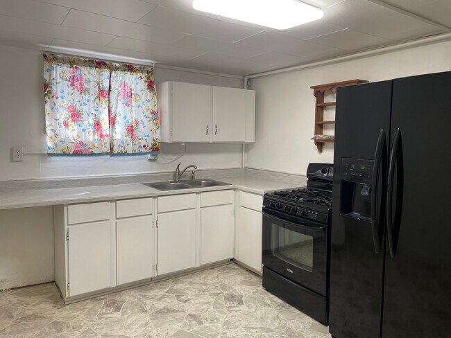 Kitchen - 501 E 4th St