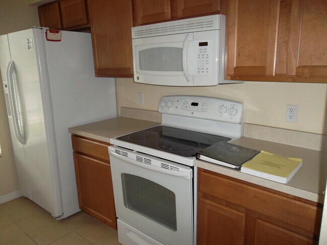 Foto del edificio - BEAUTIFUL TOWNHOME IN GATED COMMUNITY