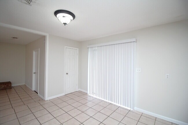 Foto del edificio - Hamilton Bridge Estates 3BR Brick Home Near Hwy 90, No Carpet & Open Living Space