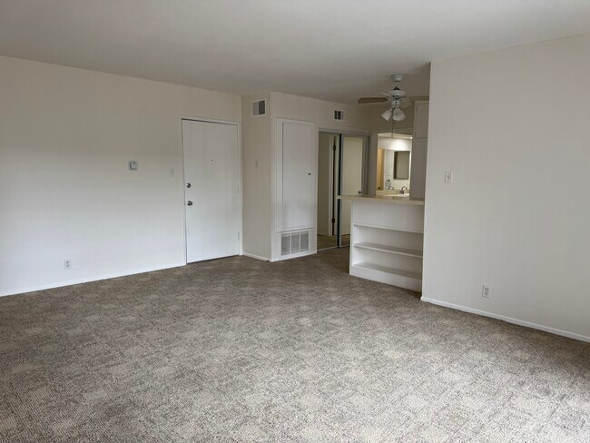Sala de estar mirando hacia la puerta de entrada y la cocina. - 400 N Acacia Ave