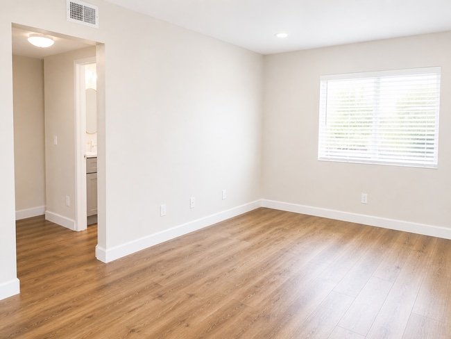 Building Photo - Remodeled Spacious 2BR/2BA in NoHo – Quiet 2nd Floor, Central A/C, 2 Parking Spaces
