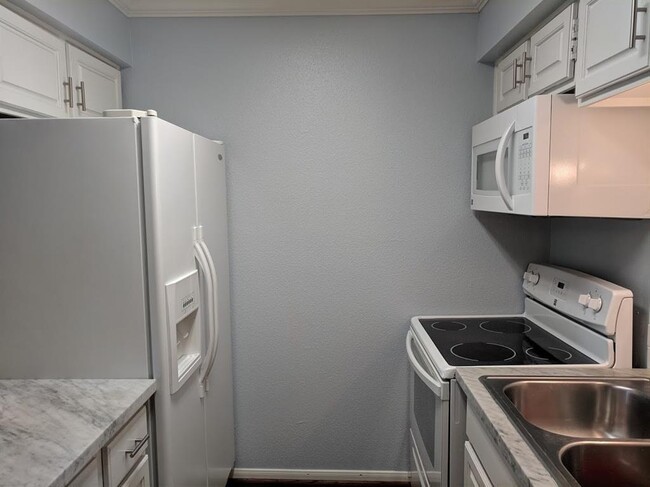 Building Photo - 1860 White Oak Dr