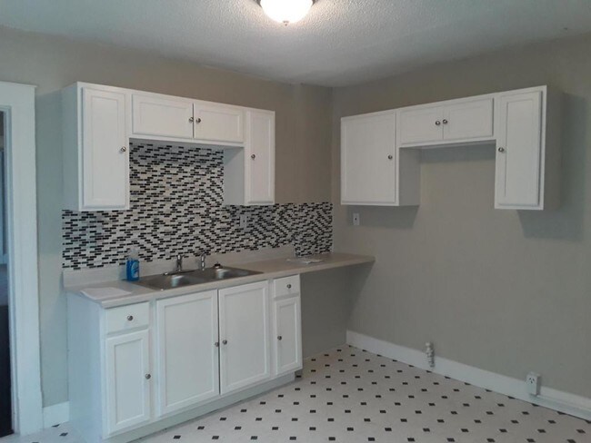 Building Photo - 303 White Ave (Top)