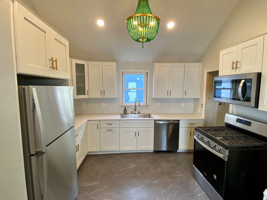 Kitchen - 401 Sherburne Ave