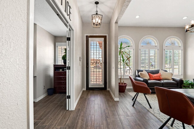 Building Photo - 2037 Shreya St