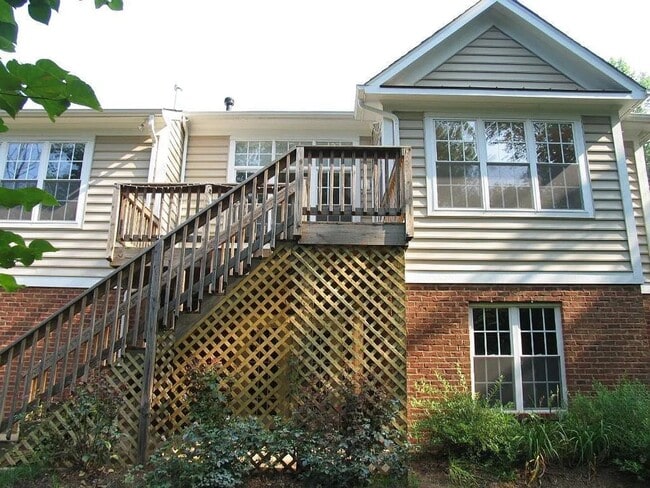 Building Photo - Lovely 2 BR, 2 Ba +den Duplex in quiet nei...