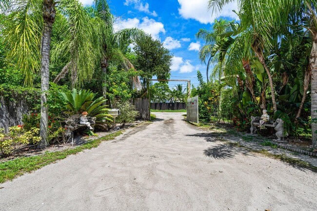 Foto del edificio - 4985 Gulfstream Rd