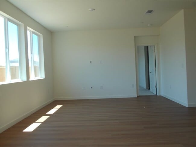 Foto del edificio - 1348 Kensington Dr
