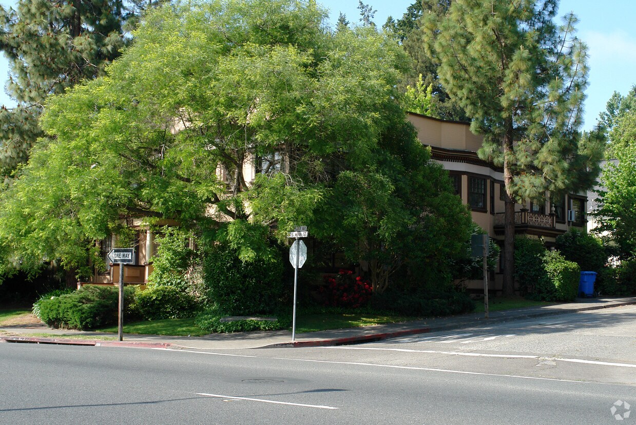 Building Photo - 408 S Main St